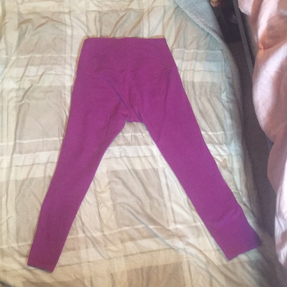 Fuschia Lululemon wunder under high-waisted crops